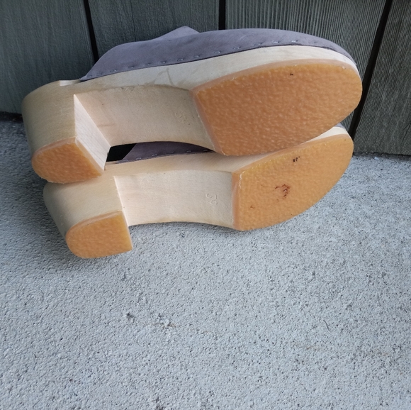 Bryr Peep Toe Gray Suade Clogs - Picture 6 of 6